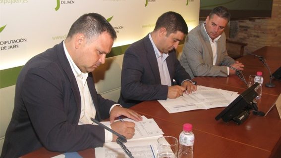 (De Izda a derecha de la imagen) Ismael Perea ( en primer término) junto al presidente de la Diputación, Francisco Reyes, yel diputado de Recursos Humanos y Gobierno Electrónico, Ángel Vera