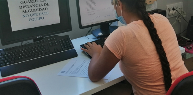 Una joven trabaja en un centro Guadalinfo