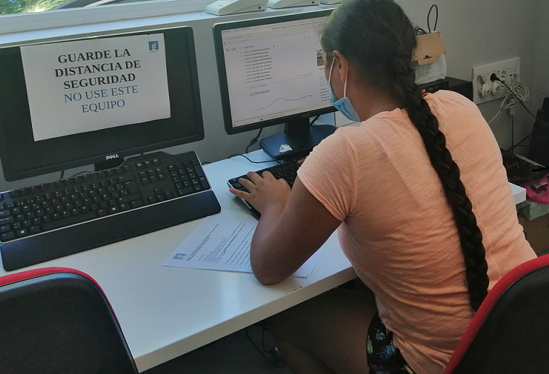 Una joven trabaja en un centro Guadalinfo